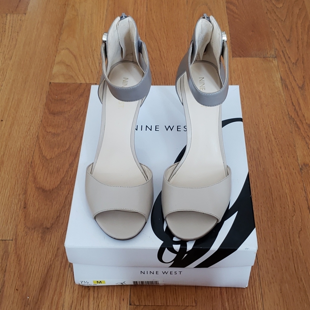 Nine West open toe t strap heel colorblock nude/black size 75